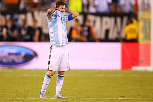 Messi chong doi Barca de tro ve tuyen Argentina hinh anh