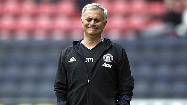 Mourinho gap kho truoc tran derby Manchester hinh anh