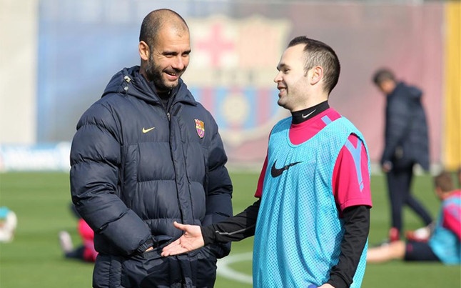Iniesta ung ho Pep Guardiola tai Man City hinh anh