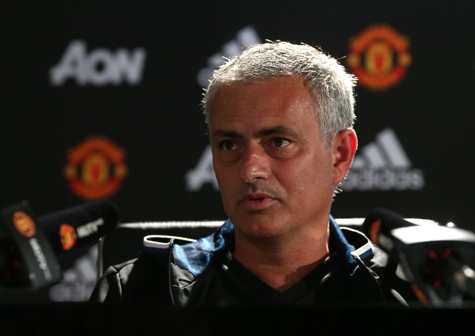 Cuu sao MU khuyen Mourinho nen giu mom giu mieng hinh anh