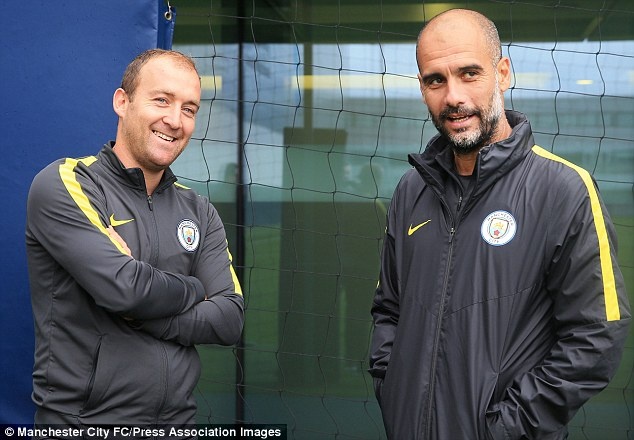 Pep Guardiola ban lenh cam su dung Wi-Fi va 3G hinh anh