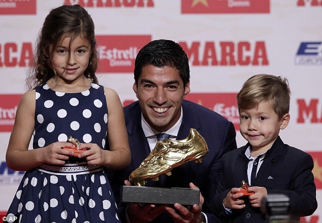 Luis Suarez gianh Chiec giay vang, muon giai nghe o Barca hinh anh