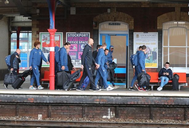 Doi hinh MU hanh quan den London: Rooney 'mat tich' hinh anh