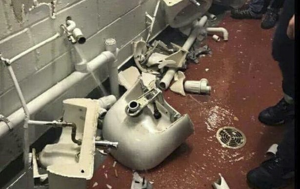 CDV Man City dap pha toilet san Old Trafford hinh anh