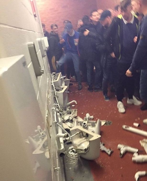fan man city đập phá toilet ảnh 1 fan man city dap pha toilet anh 1