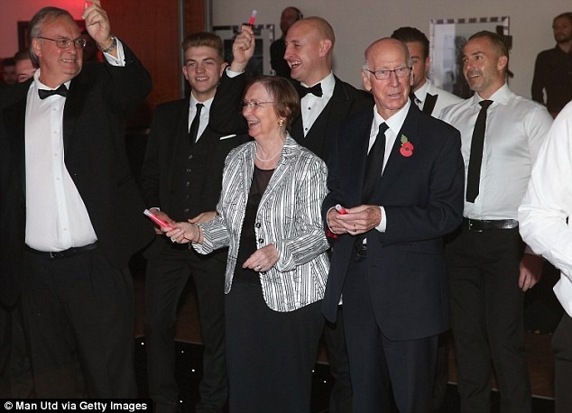 Cau thu MU du tiec tu thien anh 17