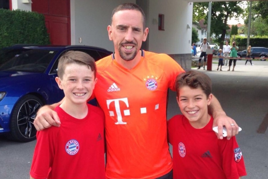 Ky nang choi bong cua than dong 12 tuoi hinh anh