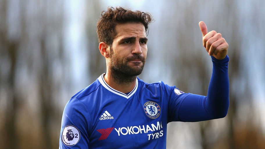 Azpilicueta muon Chelsea giu chan Fabregas hinh anh