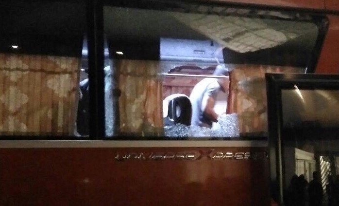 Fan Indonesia chi trich fan Viet Nam vu xe bus bi nem da hinh anh