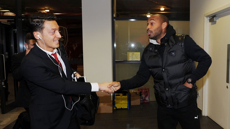 ozil trở thành huyền thoại arsenal ảnh 1 ozil tro thanh huyen thoai arsenal anh 1