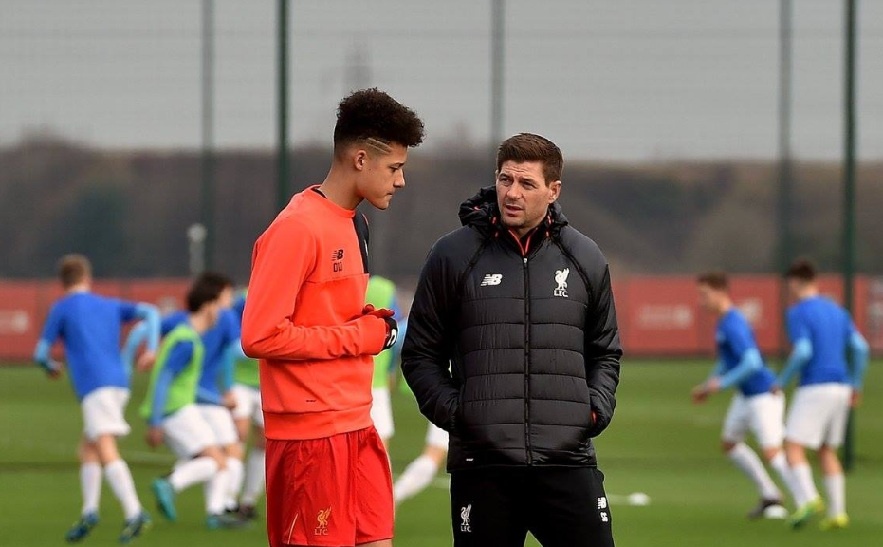 Ngay dau tien Gerrard tro thanh huan luyen vien Liverpool hinh anh