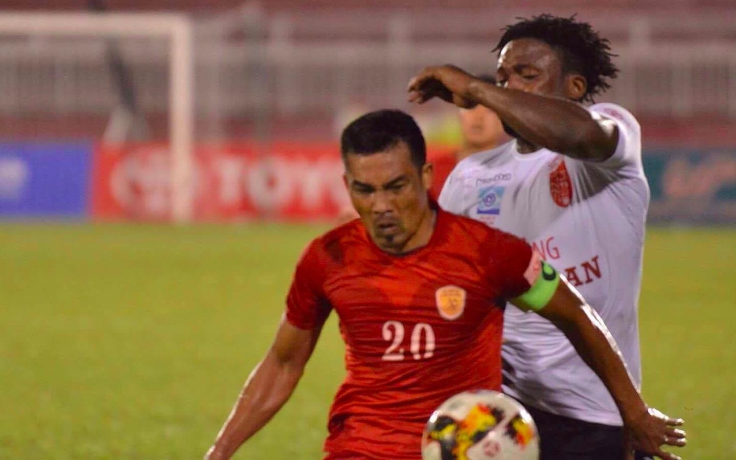 Nguoi ham mo buc xuc vi ‘tro he’ cua CLB Long An hinh anh