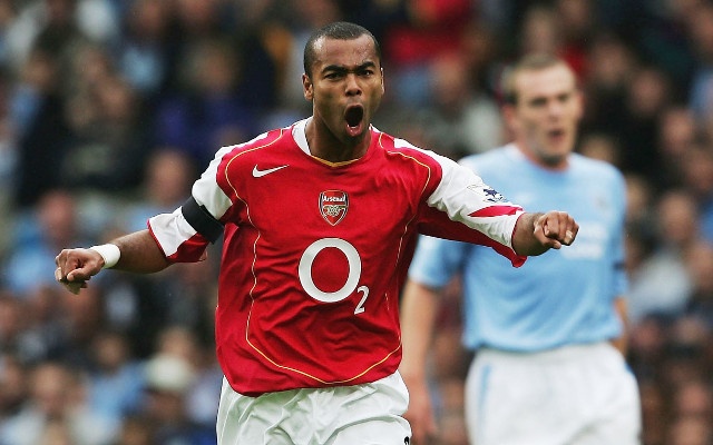 Ashley Cole cuoi khay Arsenal anh 1