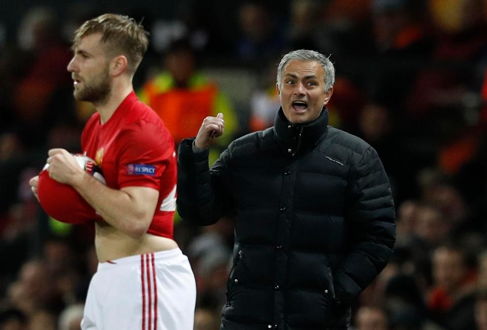 Mourinho chi trich Luke Shaw thieu dau oc hinh anh