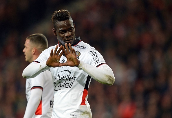 Balotelli lap cu dup giup Nice vuot mat Paris Saint Germain hinh anh