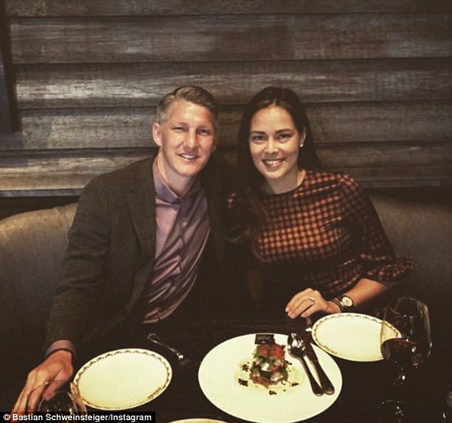 Ghi ban lien tiep, Schweinsteiger cung vo an mung tai nha hang hinh anh