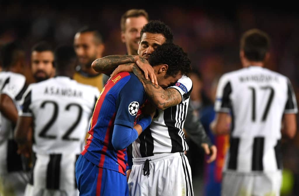 Dani Alves an ui khi Neymar khoc oa hinh anh