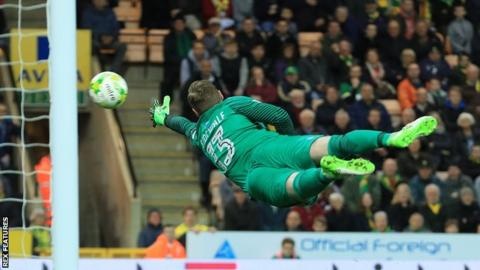 Thu mon xui xeo phan luoi hai ban khien doi nha thua tuc tuoi hinh anh