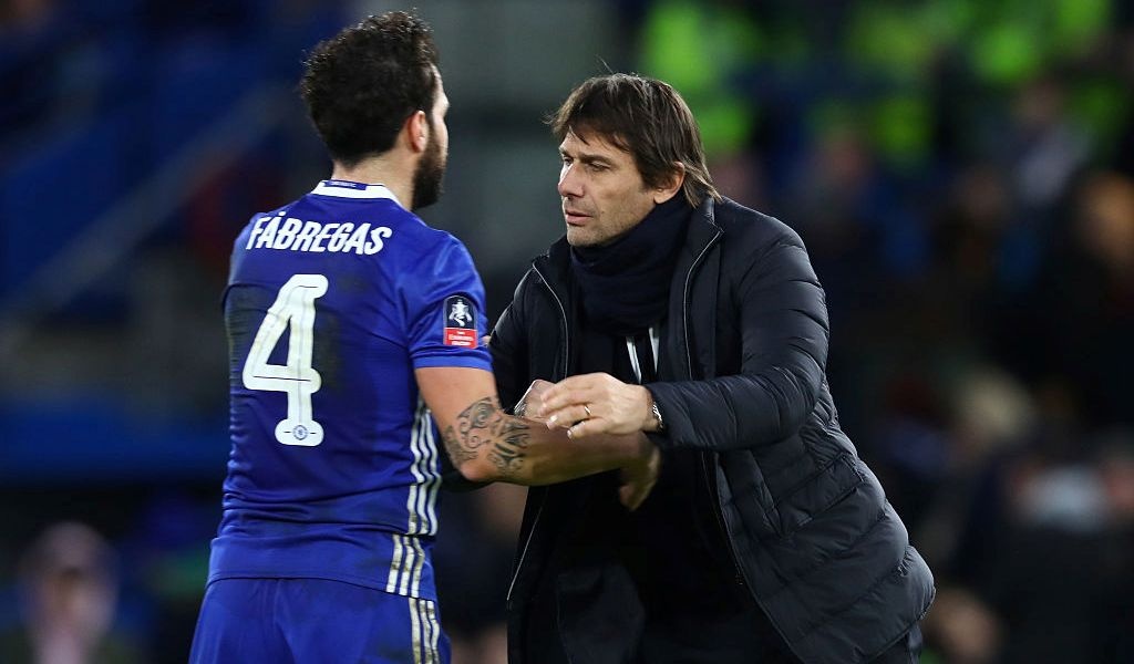 Phat ngon bua bai, Fabregas khien Conte noi gian hinh anh