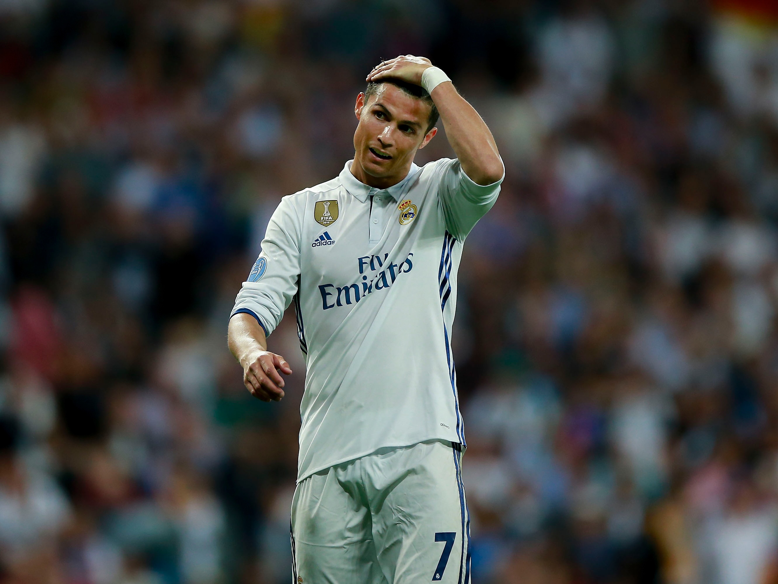 Hau El Clasico, Ronaldo bi cho ngoi ngoai hinh anh