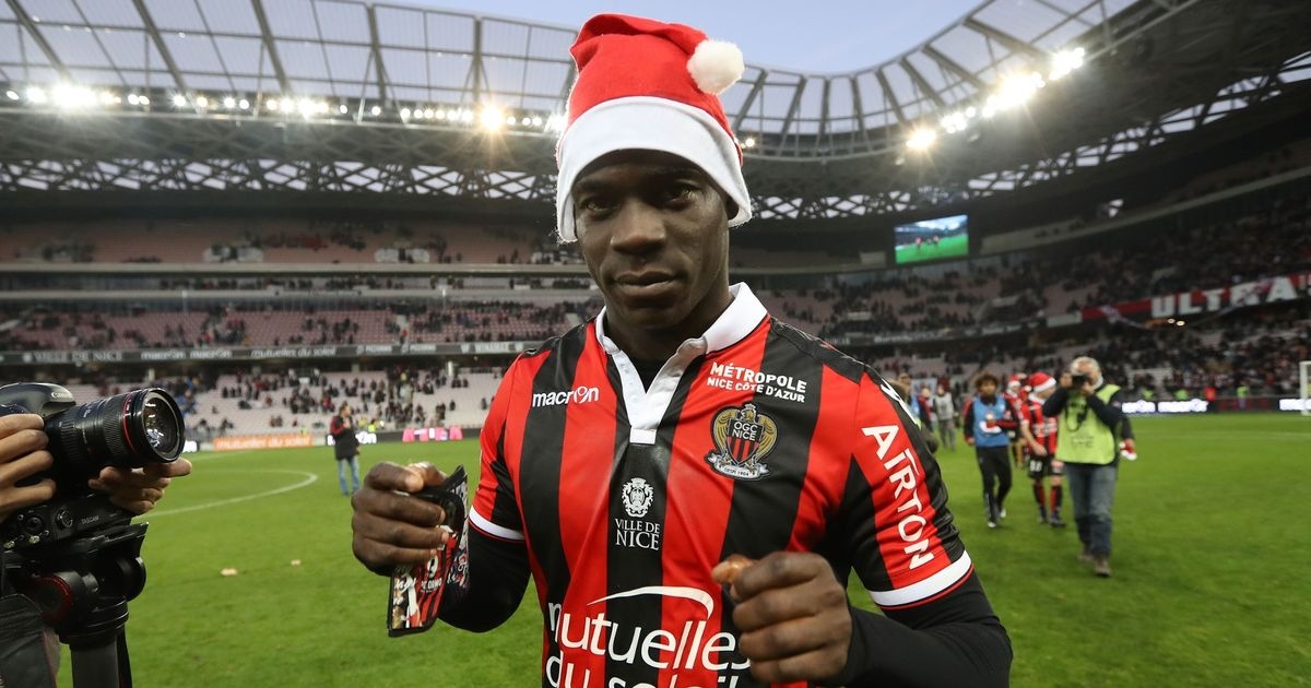 Chuyen nhuong: Aguero tu choi MU, La Liga chao don Balotelli? hinh anh