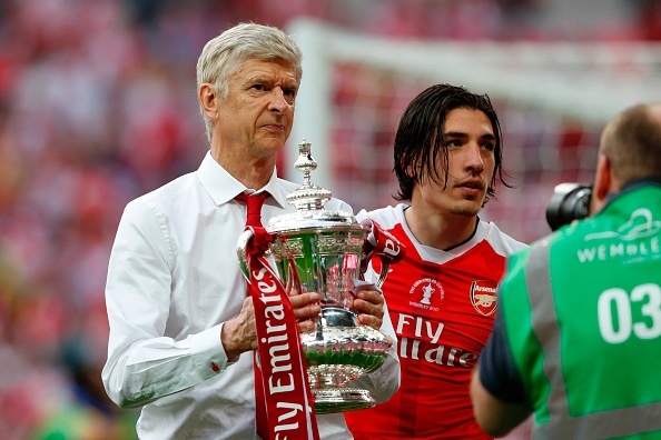 'Cha gia' Wenger lang le an mung chuc vo dich FA Cup hinh anh