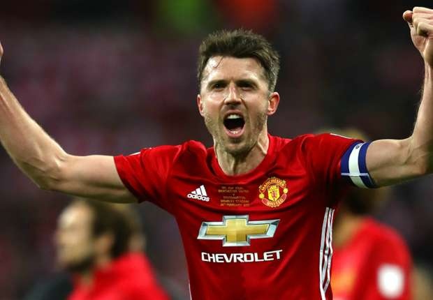 MU chinh thuc gia han hop dong voi cong than Carrick hinh anh