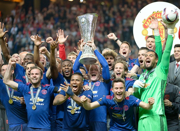 Can canh cup Europa League trong phong truyen thong cua Man Utd hinh anh