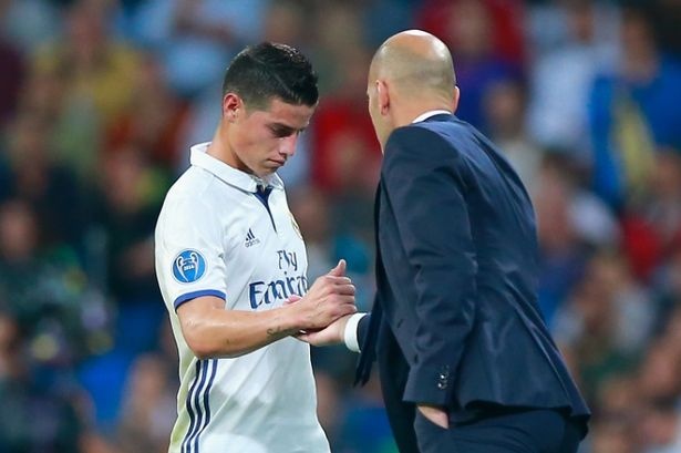 James Rodriguez lanh lung buoc qua Zidane, khong an mung cung dong doi hinh anh
