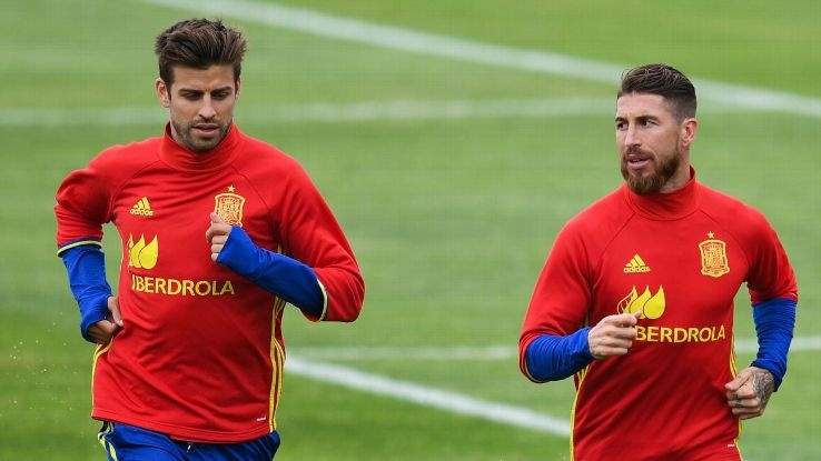 Ramos tiet lo tinh ban dep voi Pique hinh anh
