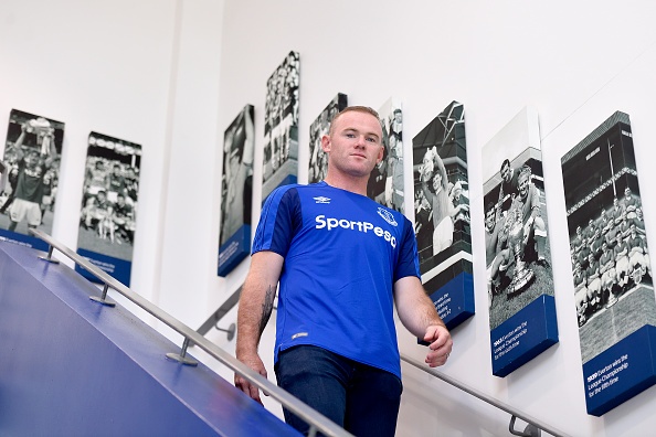Wayne Rooney la lam trong mau ao xanh hinh anh