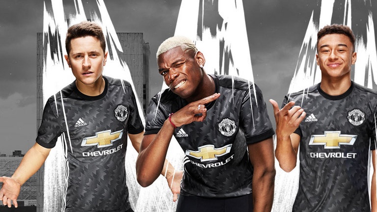 Lich su ung ho Chelsea va Man Utd trong ngay khai mac Premier League hinh anh