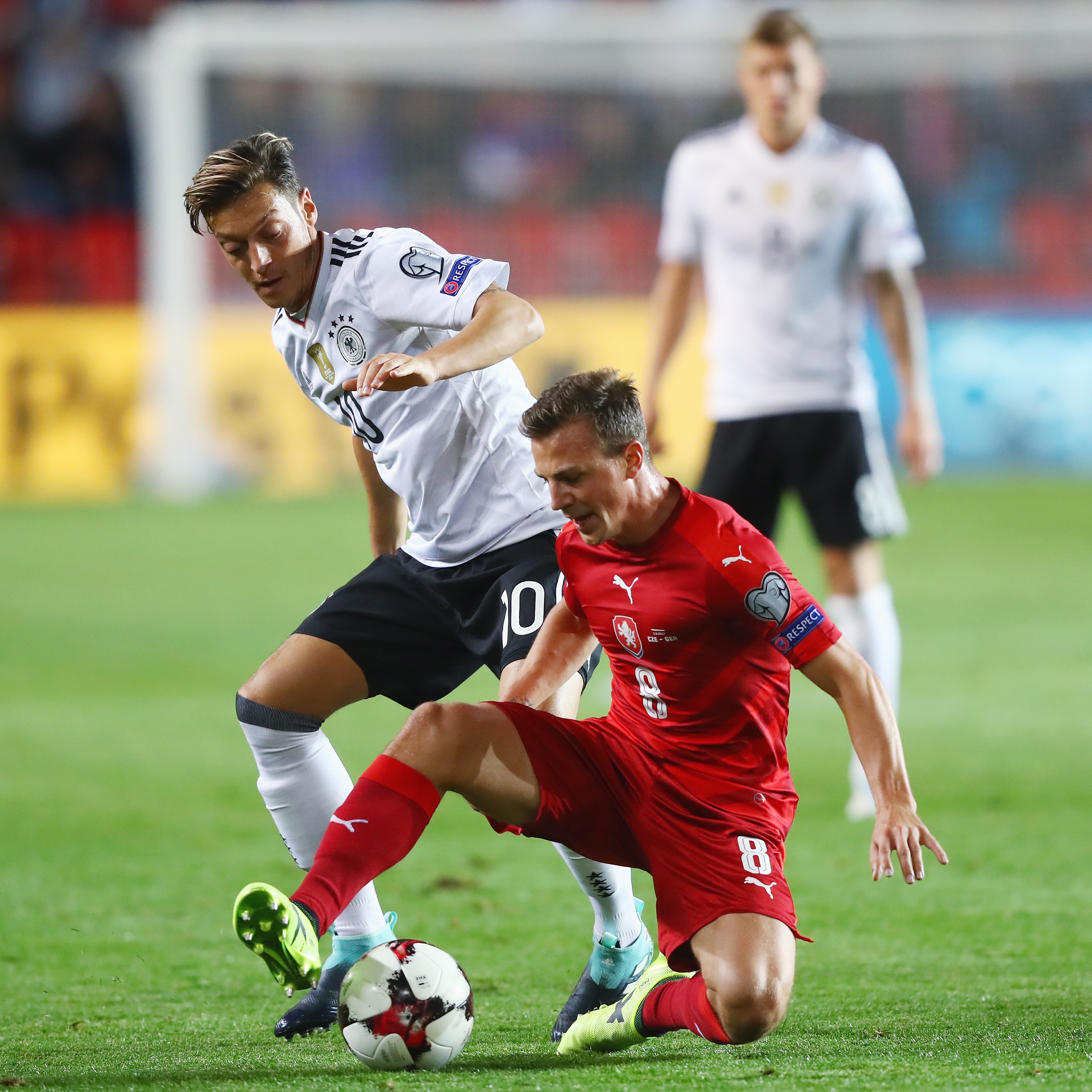 ozil bật huyền thoại arsenal ảnh 2 ozil bat huyen thoai arsenal anh 2