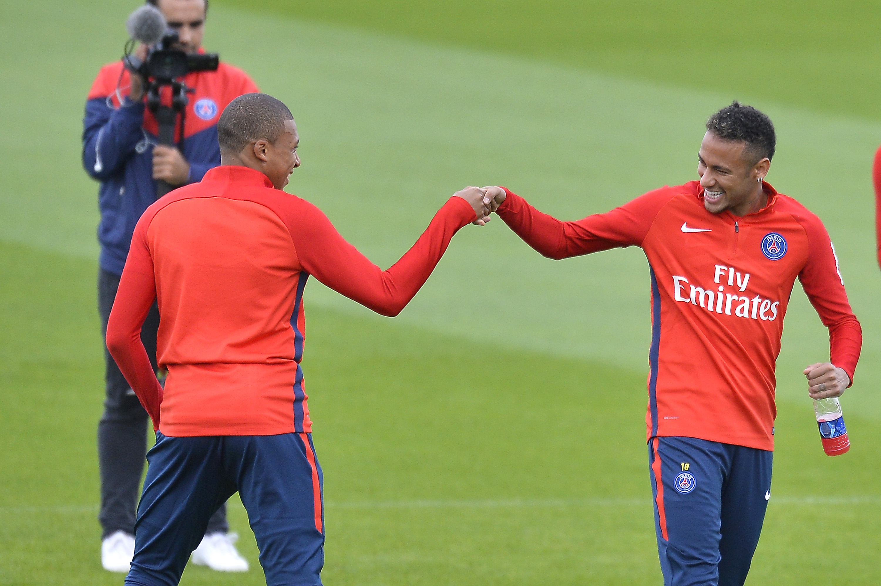Buoi tap dau tien cua Mbappe tai Paris Saint-Germain hinh anh
