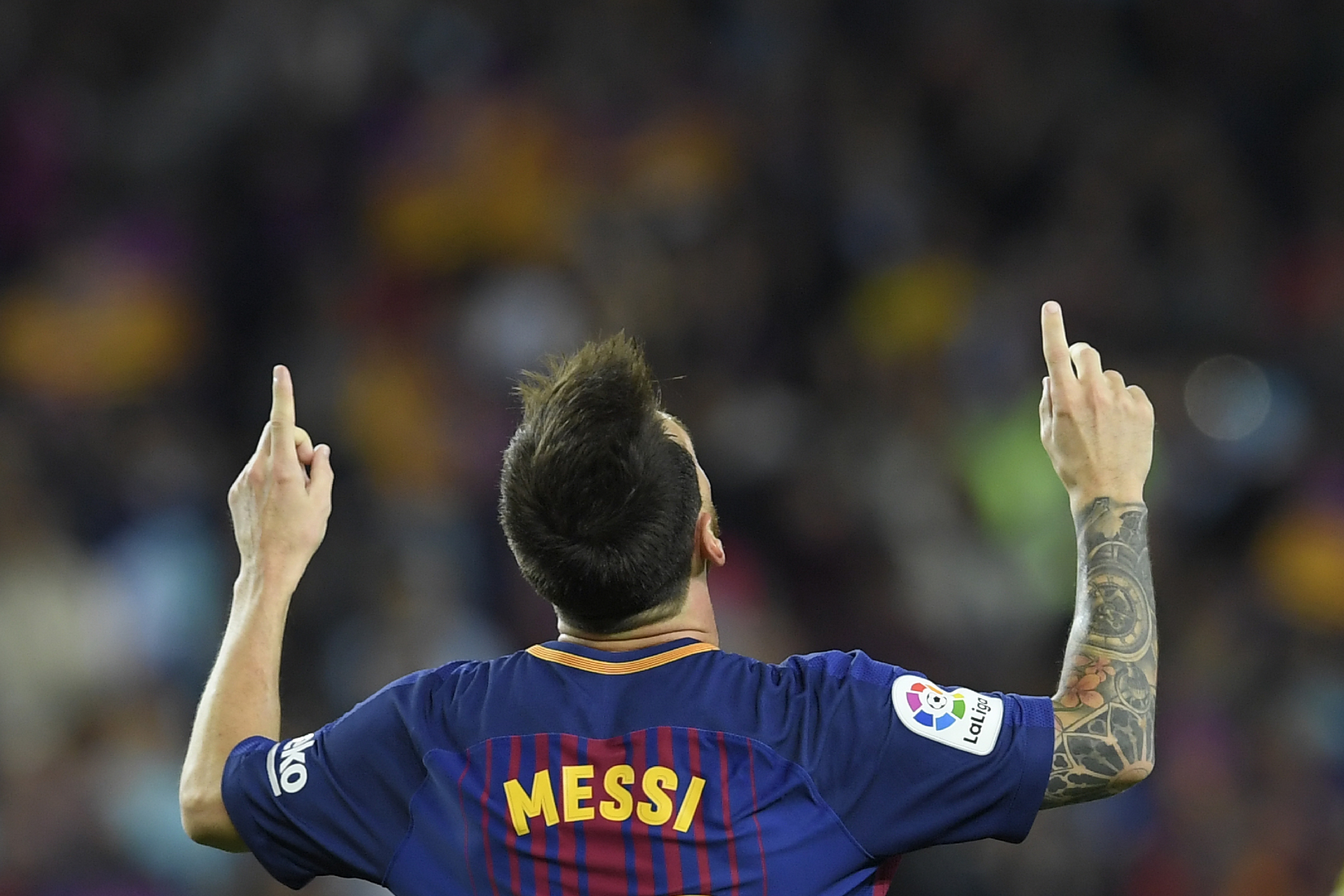 messi lap hattrick barca dai thang derby anh 6