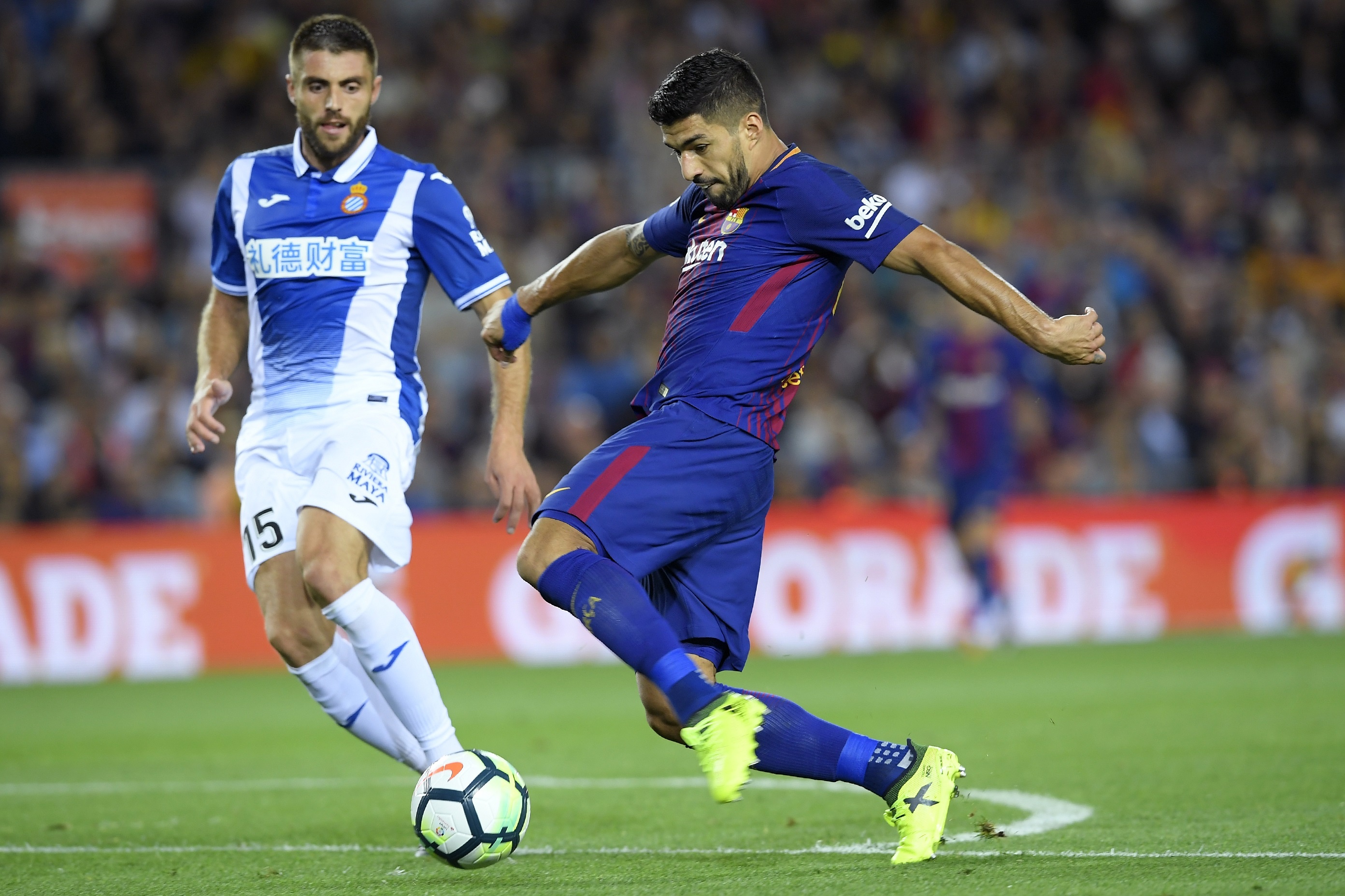 messi lap hattrick barca dai thang derby anh 1