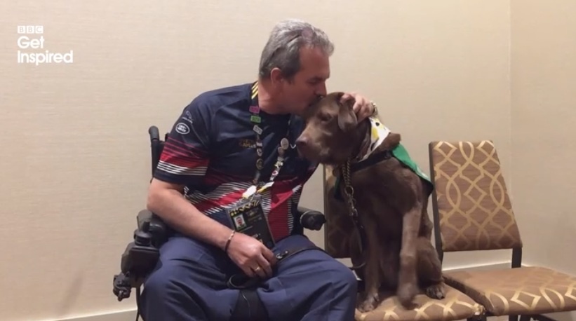 Tinh ban dep cua chu cho va VDV khuyet tat hinh anh