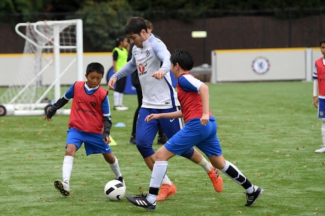 Alvaro Morata tao ky niem dep voi tre em chau A hinh anh