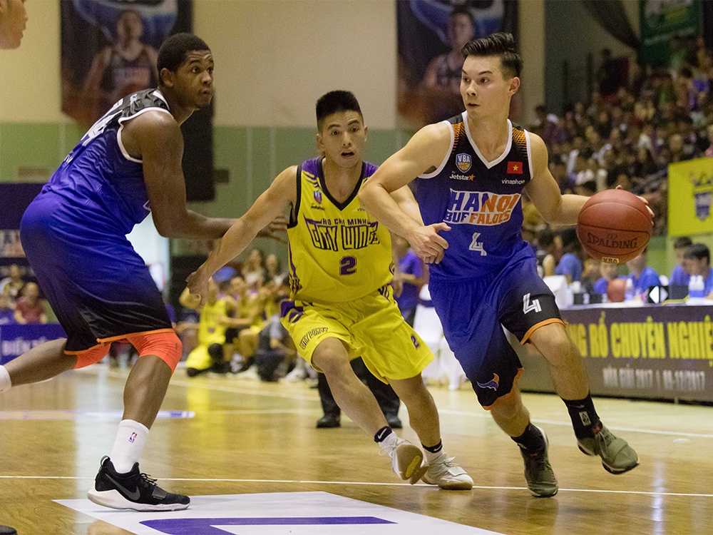 Vincent Nguyen toa sang, Hanoi Buffaloes doat ve choi play-off hinh anh