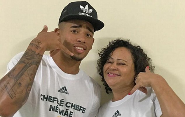 'Than dong' Gabriel Jesus bi me quan nhu tre con hinh anh
