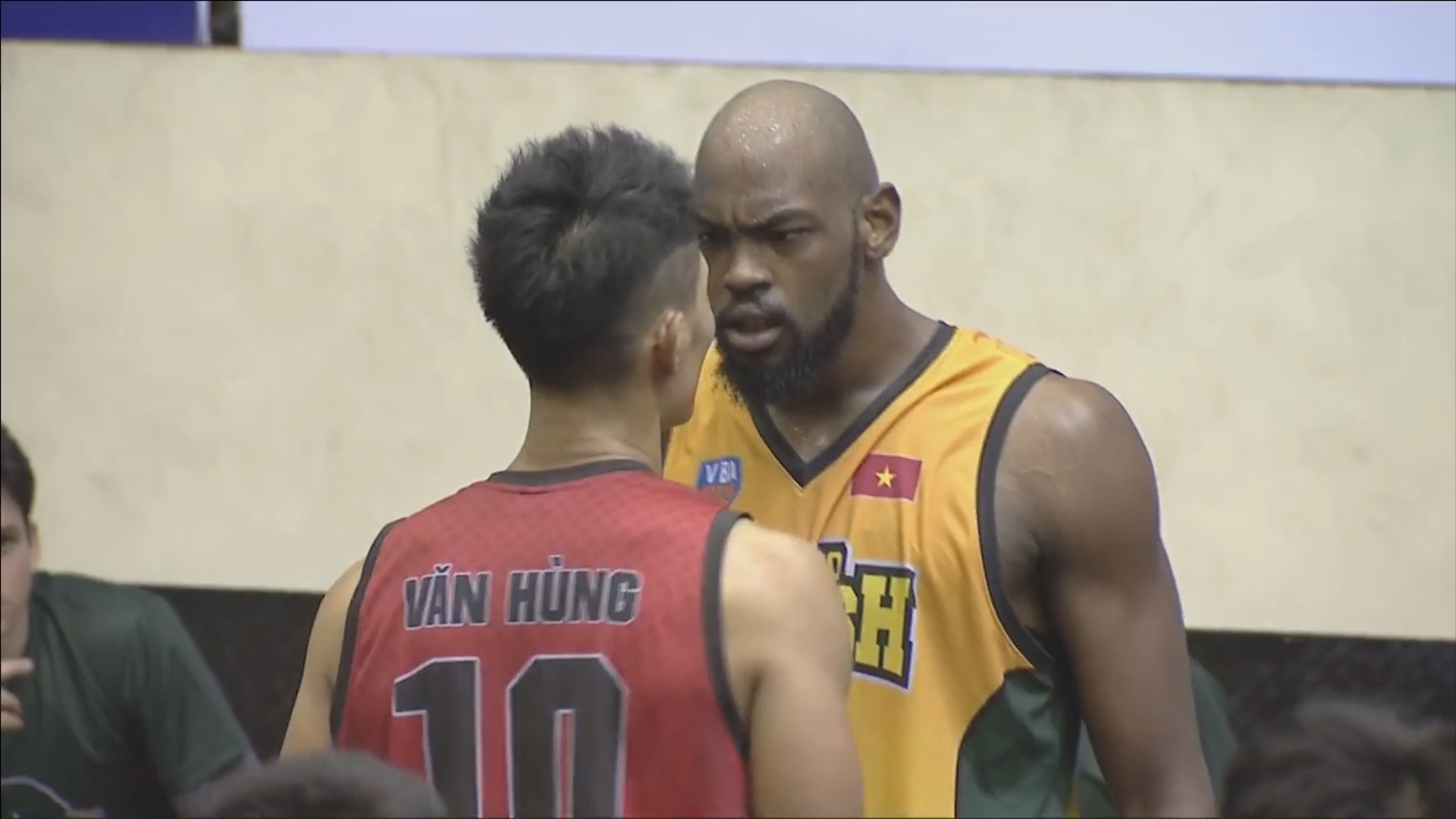 Tinh huong 'tieu xao' cua DeAngelo Hamilton voi Nguyen Van Hung hinh anh