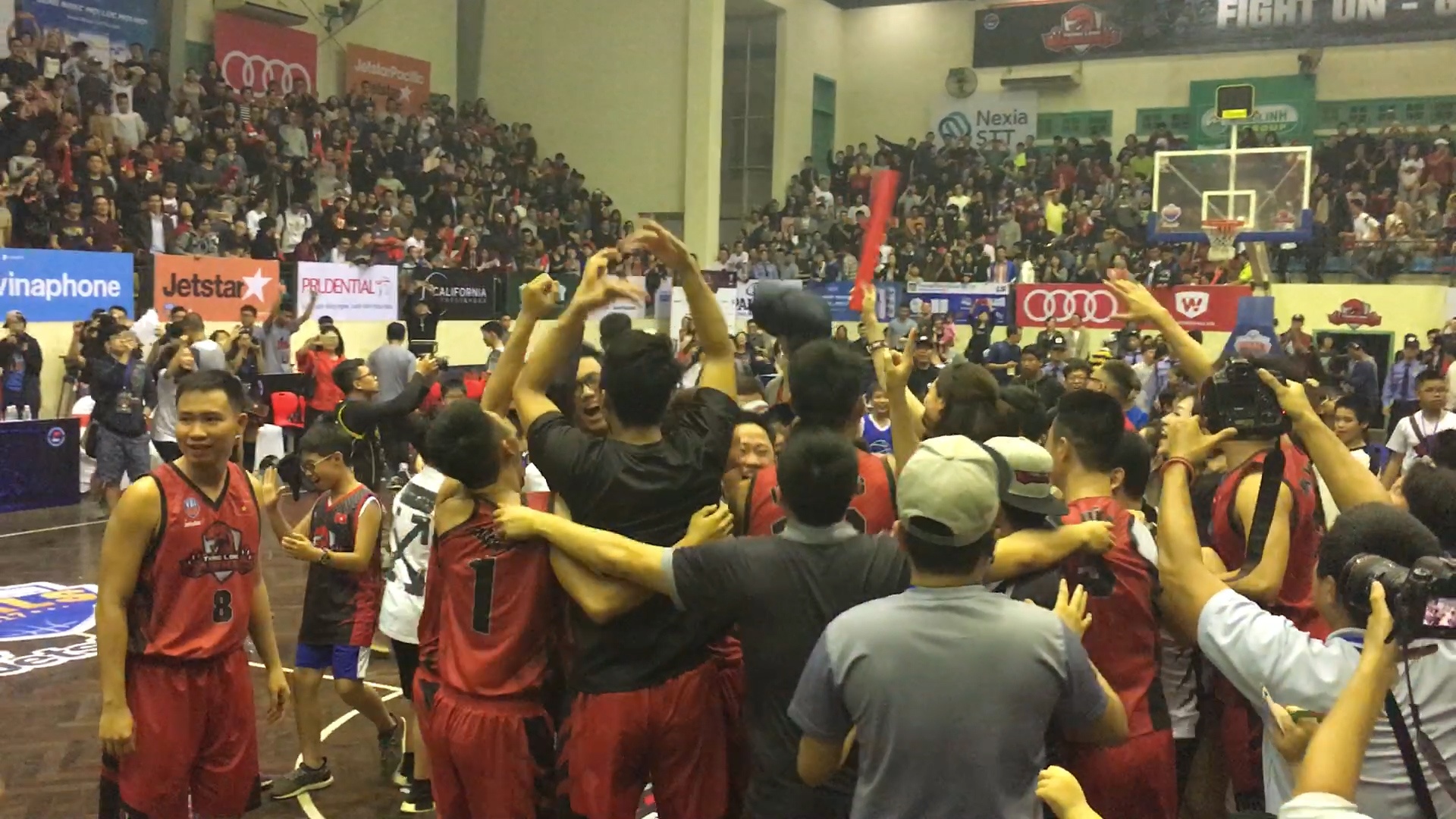 Cau thu TLW ua vao san o khoanh khac vo dich hinh anh