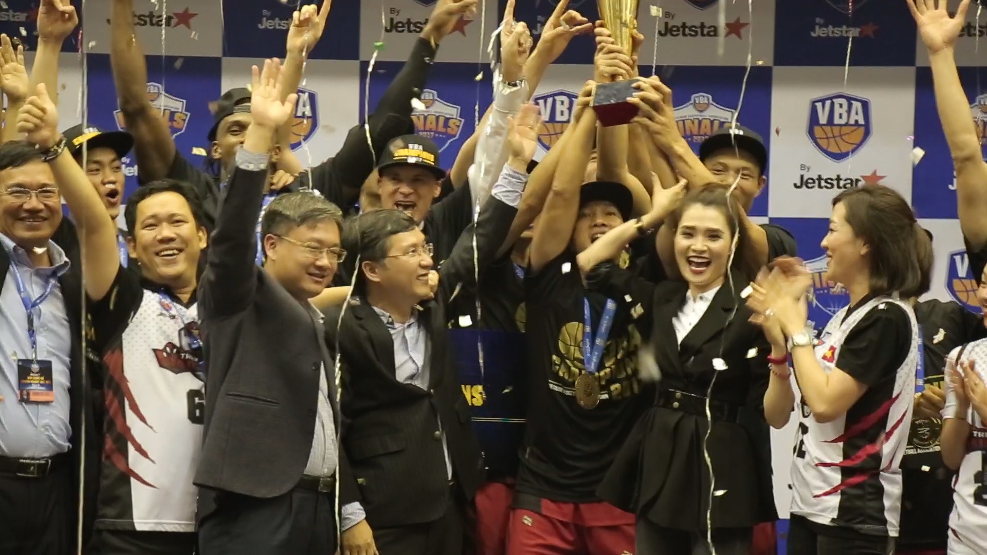 Khoanh khac Thanglong Warriors dang quang VBA 2017 hinh anh