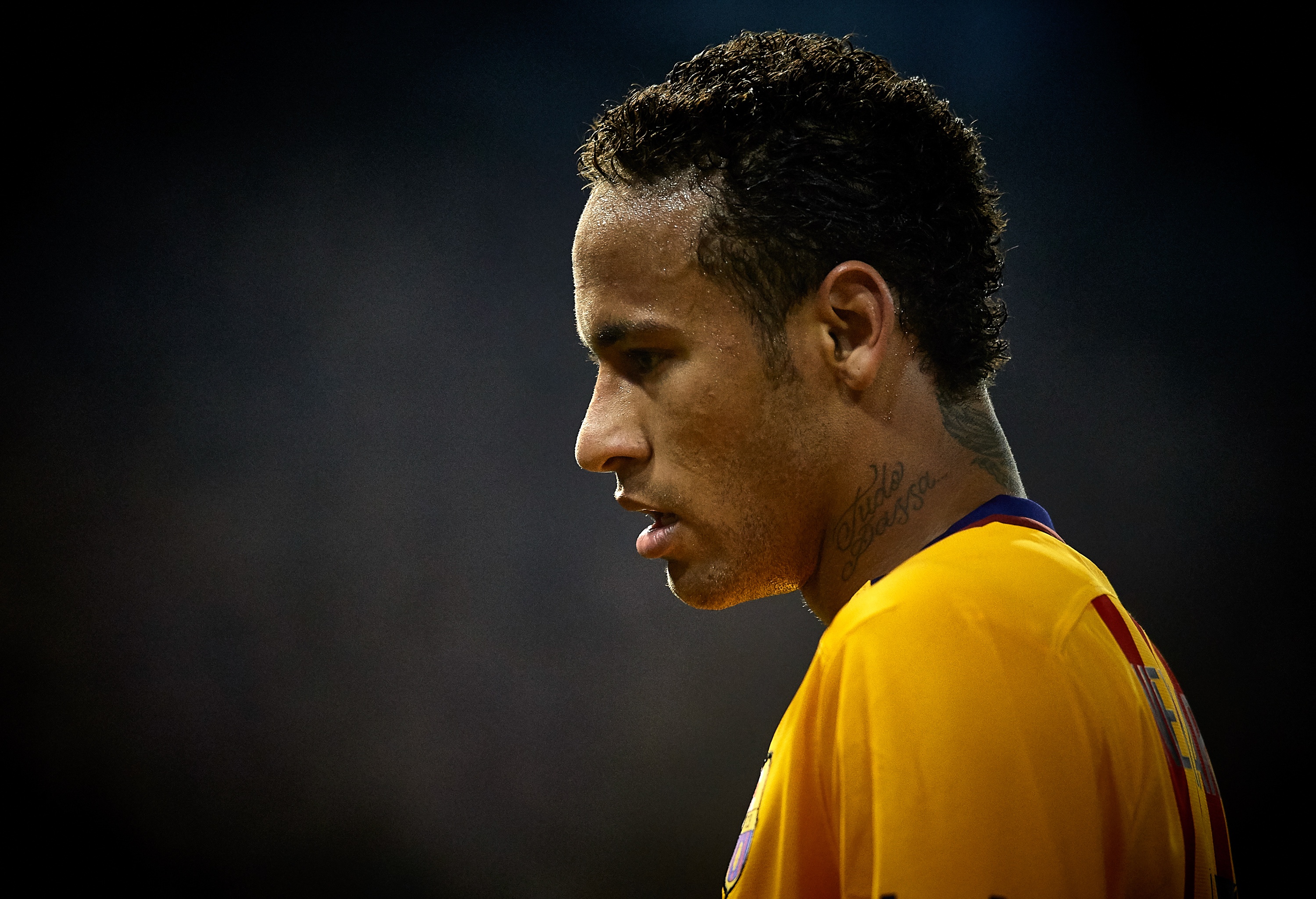 Khong Ronaldo – Messi,  Qua Bong Vang da thuoc ve ai? anh 8