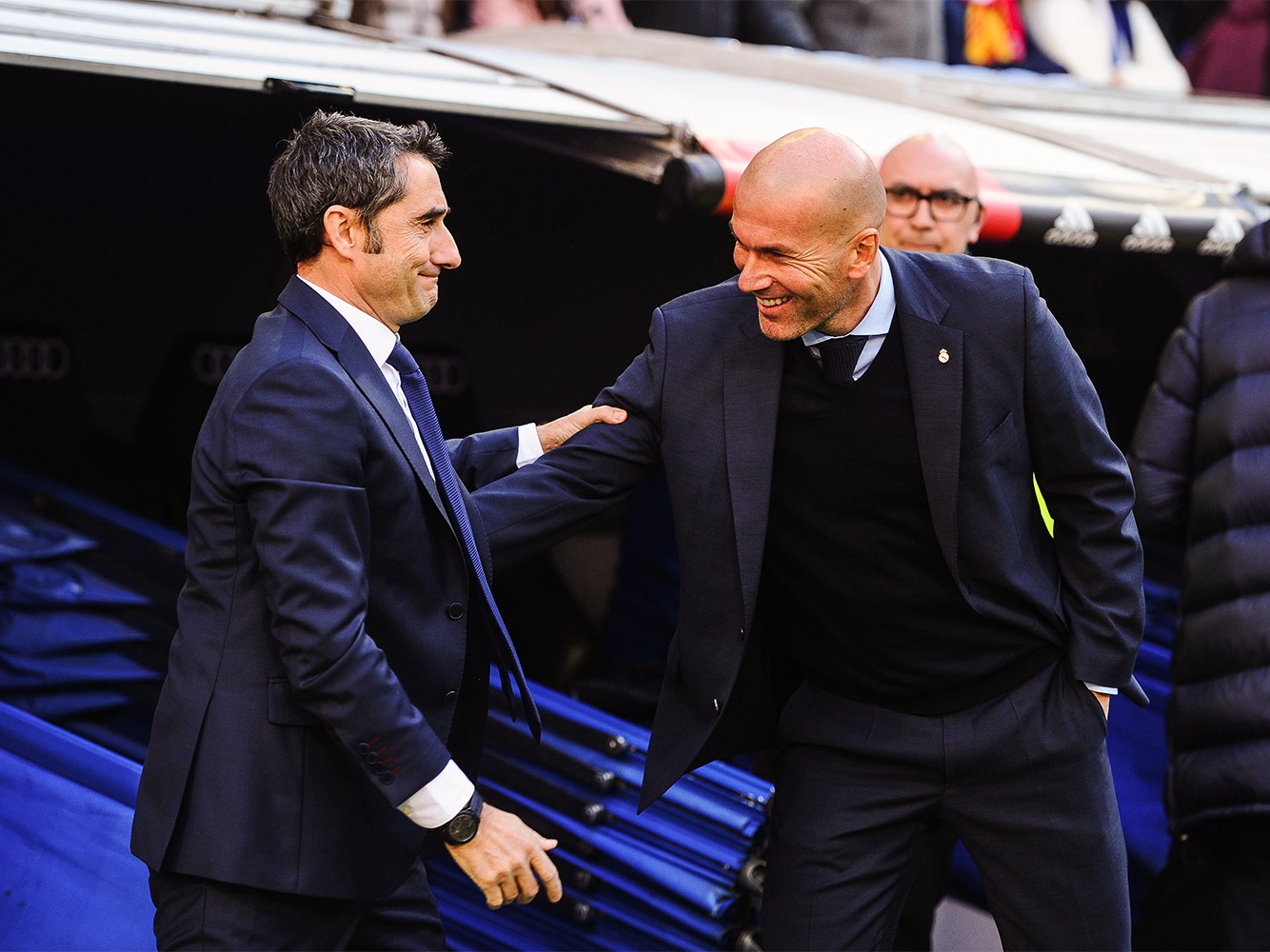 HLV Barca: 'La Liga chua ket thuc' hinh anh