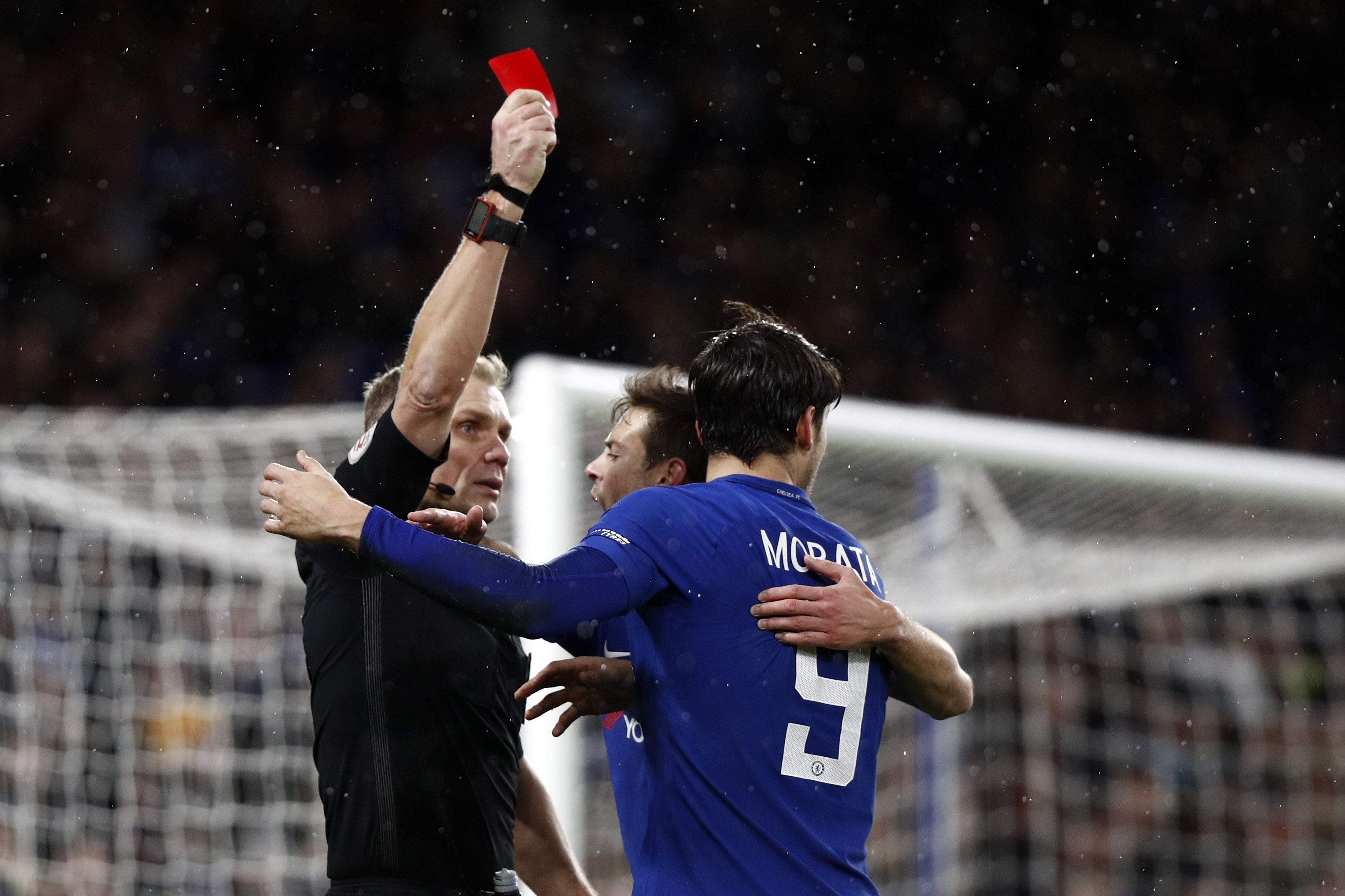 Bi duoi 2 nguoi, Chelsea danh bai Norwich tren cham luan luu hinh anh