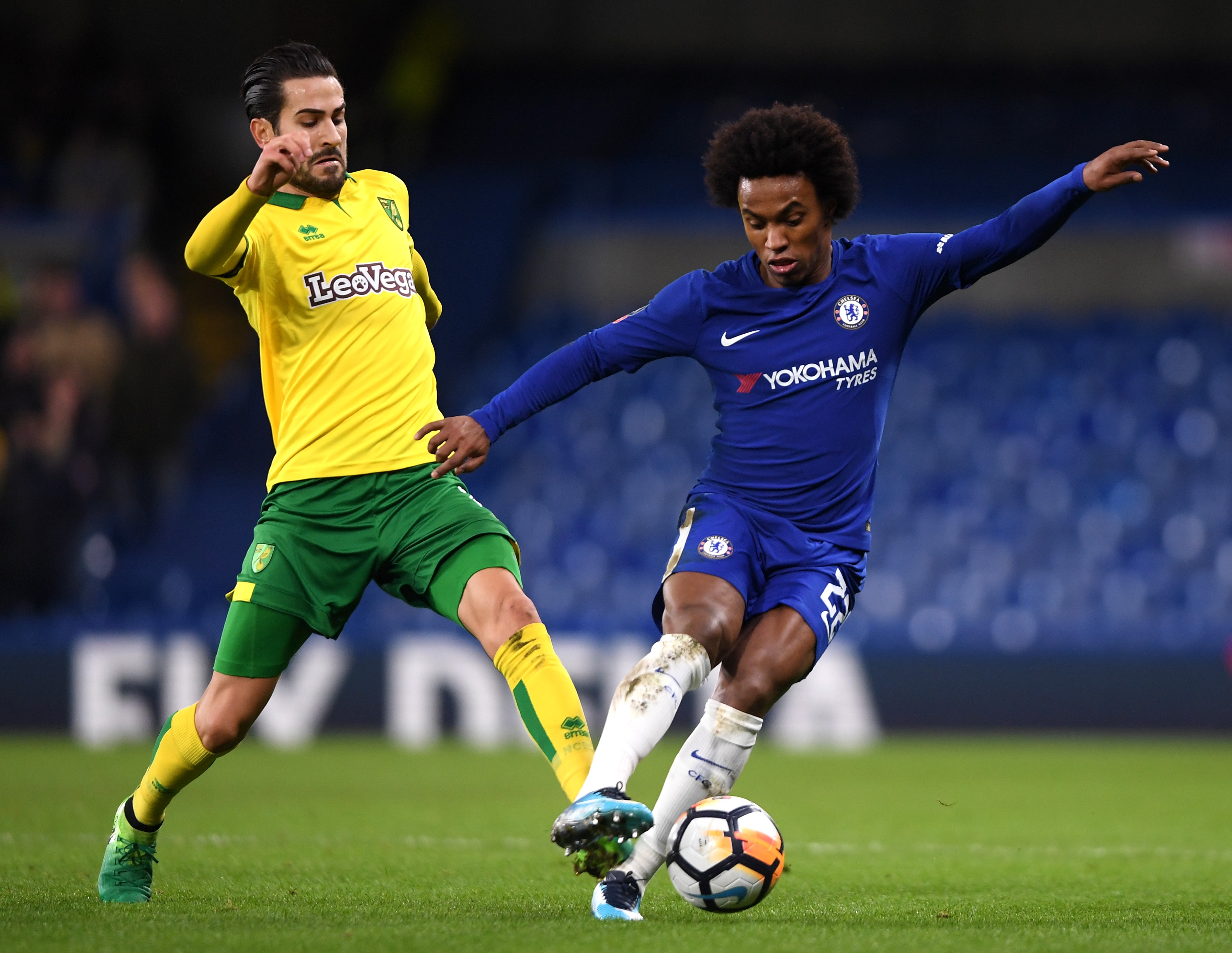 Bi duoi 2 nguoi,  Chelsea Norwich anh 1