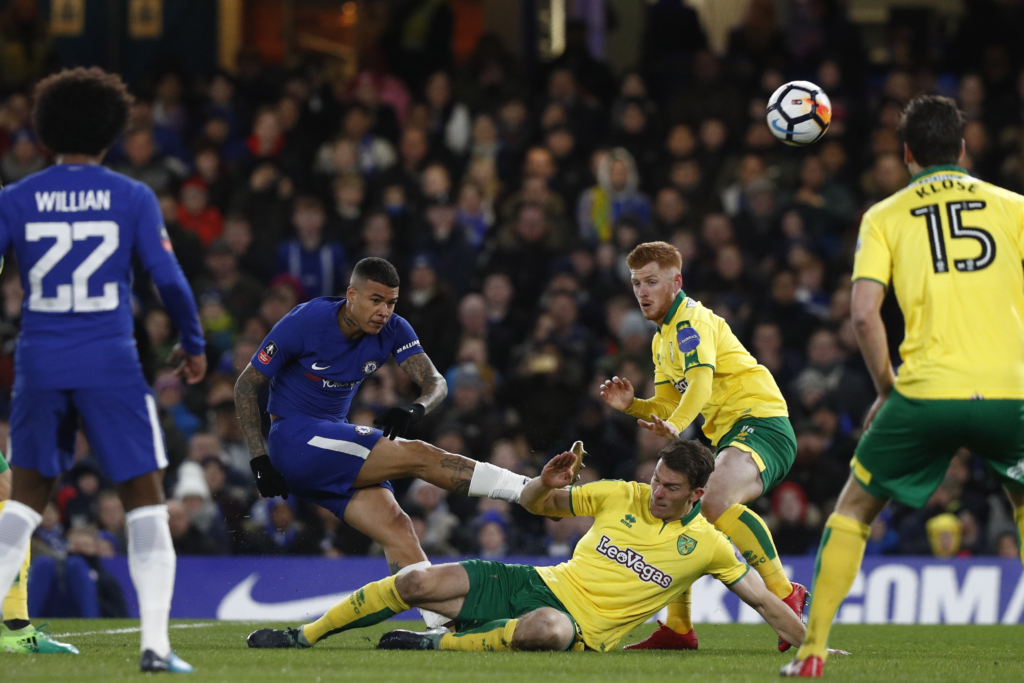 Bi duoi 2 nguoi,  Chelsea Norwich anh 2