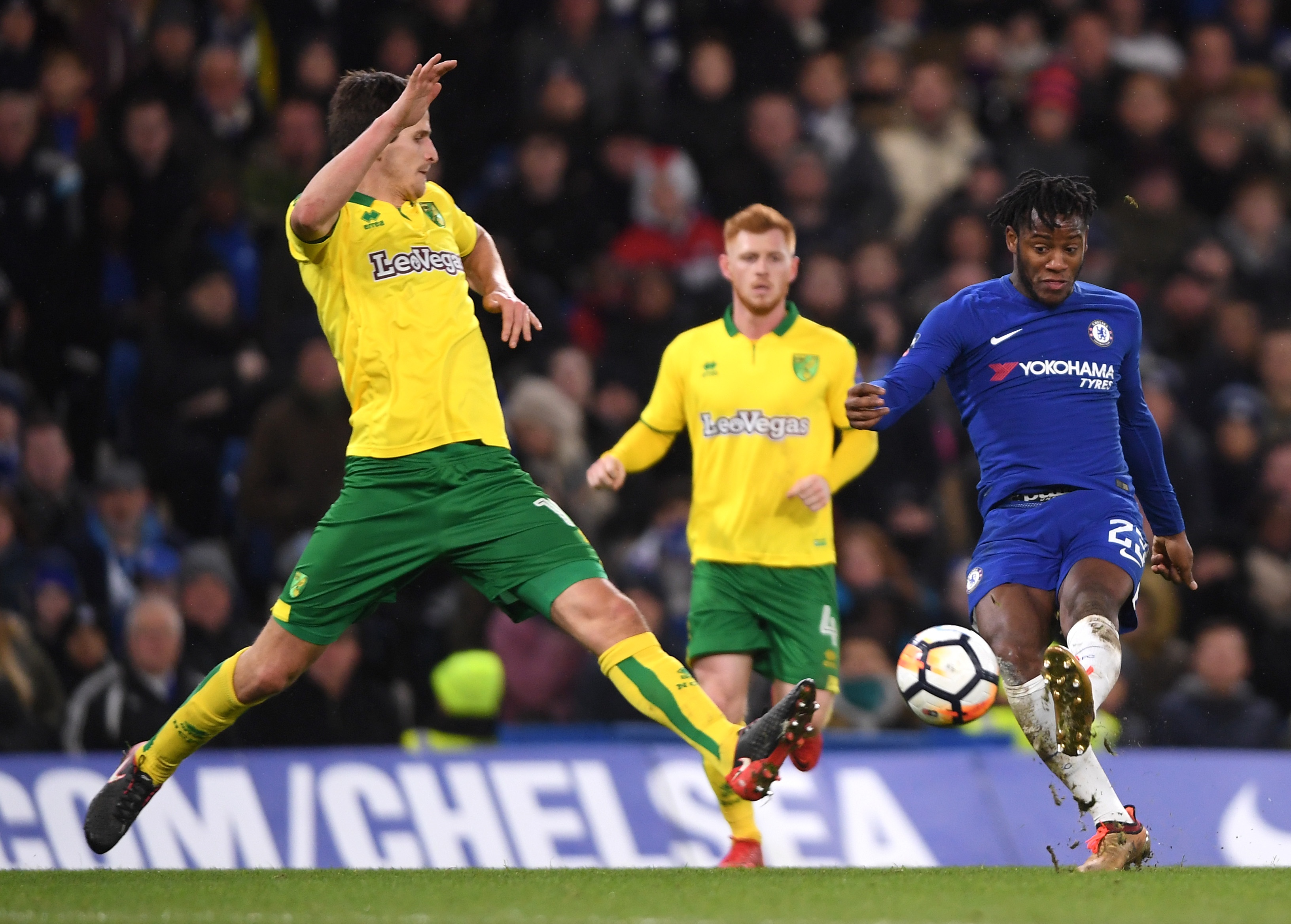 Bi duoi 2 nguoi,  Chelsea Norwich anh 3