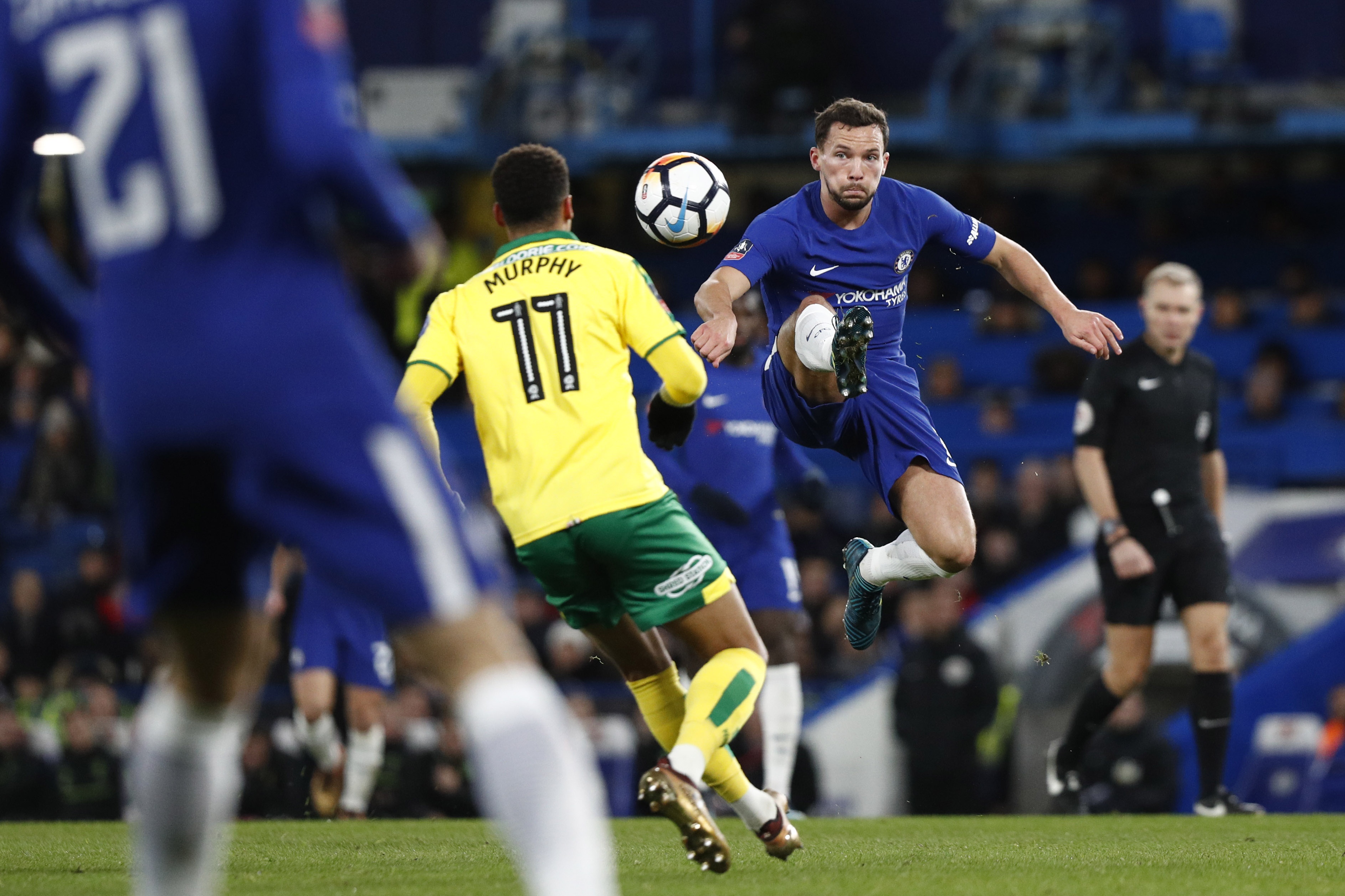 Bi duoi 2 nguoi,  Chelsea Norwich anh 4
